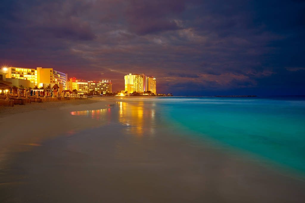 Conoce las Mejores Playas Públicas en Cancún. Playa Forum Noche