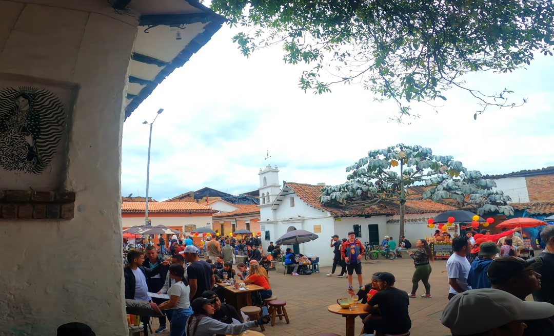Chorro de Quevedo de La Candelaria y el Ajiaco Tradicional de Bogotá.